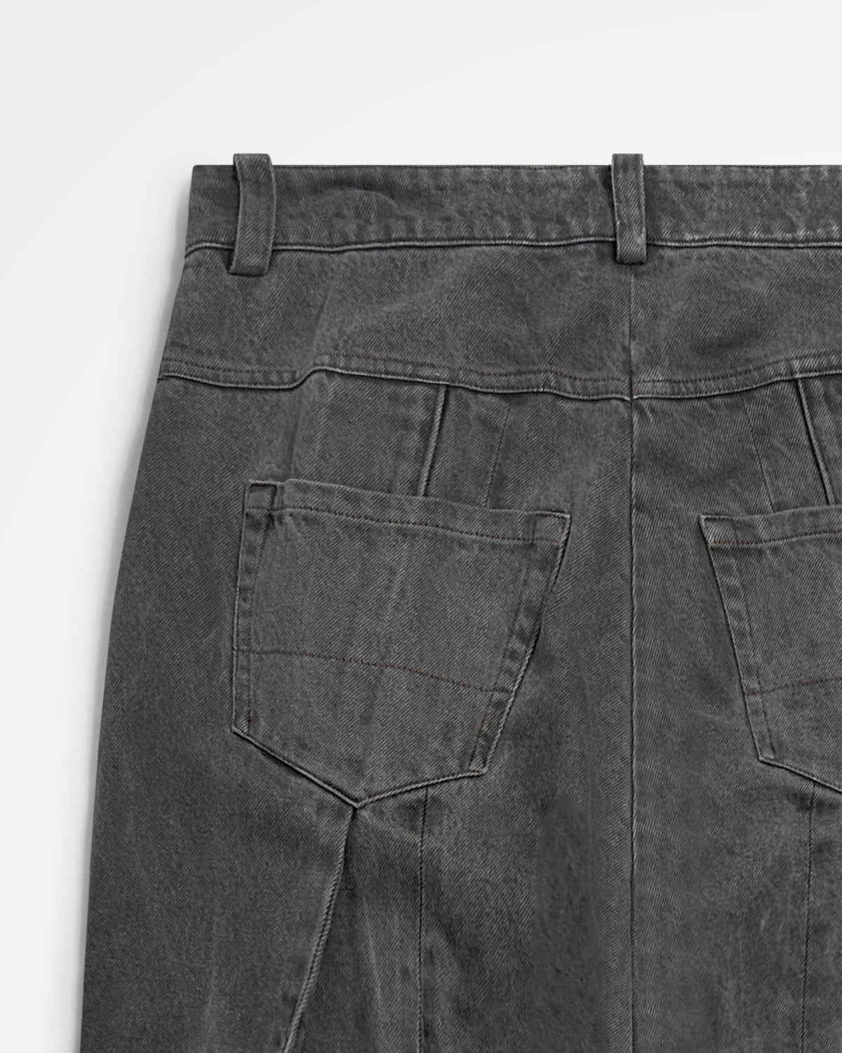 Lueder, AW24 Civilian Cargos Charcoal